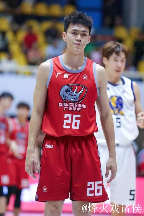 CBA首秀:广西路人王庞峥麟迎战陈盈骏与赵睿,豪取16分 CBA首秀:广西路人王庞峥麟迎战陈盈骏与赵睿,豪取16分